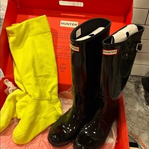 Hunter Gloss Black tall Rain Boots w/free Neon Yellow logo boot socks 10